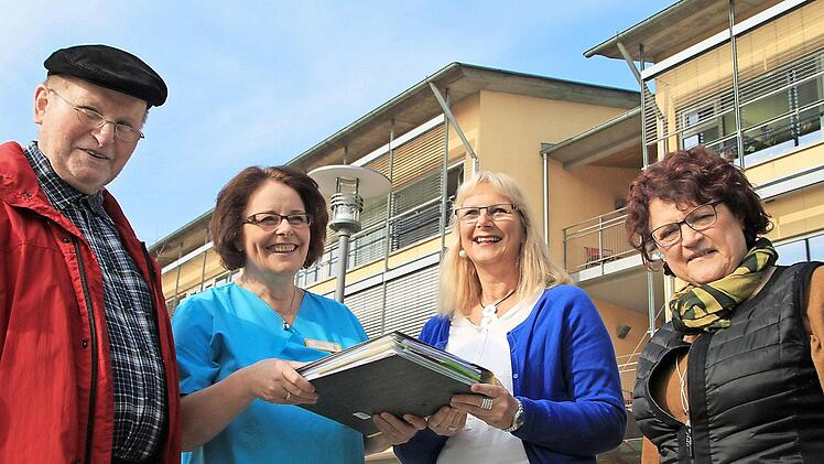 Amtsübergabe im Freundeskreis: Britta Bildhauer (2. von rechts) übernimmt von ihrer Vorgängerin Renate Schiefer den Vereinsordner. 2. Vorsitzender bleibt Karl Beudert. Rechts im Bild: Heimleiterin Monika Müller.  Foto: Heike Beudert