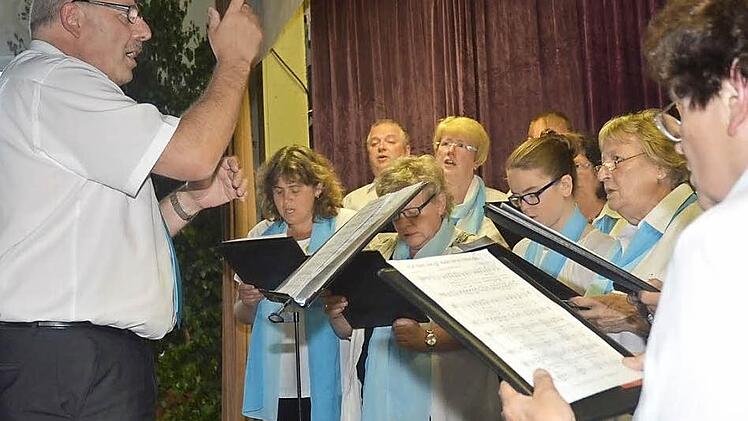 Seit elf Jahren leitet Klaus Methfessel den Männerchor und den gemischten Chor "Frohsinn" Steinbach an der Haide.  Foto: Karl-Heinz Hofmann