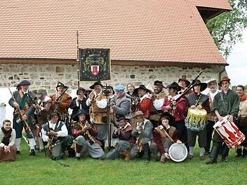 Die Höchstadter Musketiere sind von Ostern bis Ende September unterwegs und wollen weiterhin Geschichte lebendig darstellen.  Fotos: Johanna Blum
