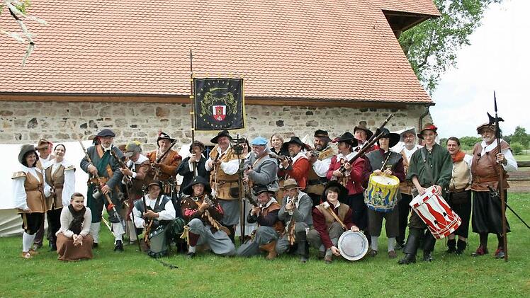Die Höchstadter Musketiere sind von Ostern bis Ende September unterwegs und wollen weiterhin Geschichte lebendig darstellen.  Fotos: Johanna Blum