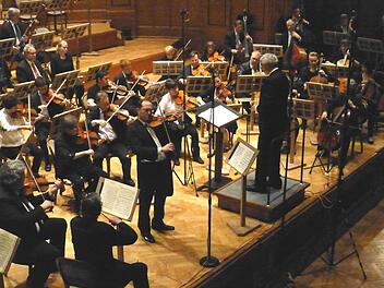 Der Geiger Reto Kuppel mit der Neuen Philharmonie Forchheim unter ihrem Dirigenten Peter Kammler. Foto: Ahnert