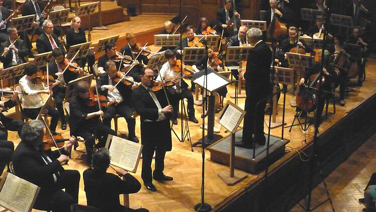Der Geiger Reto Kuppel mit der Neuen Philharmonie Forchheim unter ihrem Dirigenten Peter Kammler. Foto: Ahnert