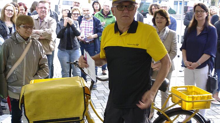 Postzusteller Thomas Kippes liefert die allerletzten Zusendungen für die Ausstellung. Foto: Winfried Ehling