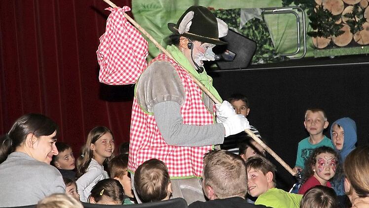 Mit seinem Bündel begibt sich Willi unter die Kinder.