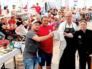 Anstich geschafft: Von links Stefan Schiller, Bernd Hippacher, Bürgermeister Gerald Brehm und Pfarrer Stefan Pröckl  Foto: Johanna Blum