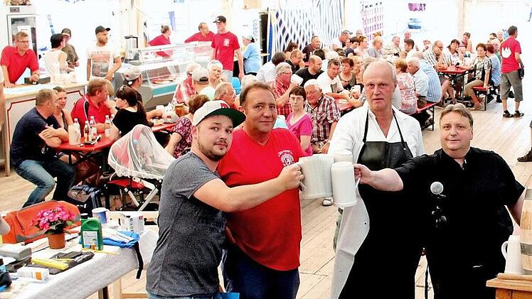 Anstich geschafft: Von links Stefan Schiller, Bernd Hippacher, Bürgermeister Gerald Brehm und Pfarrer Stefan Pröckl  Foto: Johanna Blum