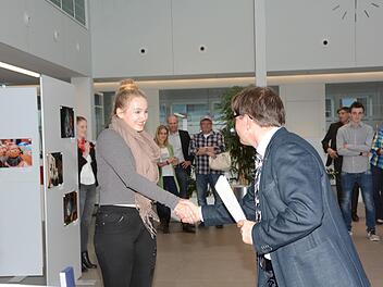 Strahlende Gewinnerin: Fiona Schönberg freut sich über ihren Doppelsieg im Jugendwettbewerb und die Glückwünsche von Rundschau-Redaktionsleiter Alexander Müller. Foto: Dagmar Besand