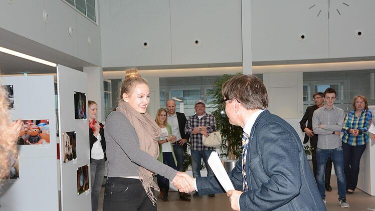 Strahlende Gewinnerin: Fiona Schönberg freut sich über ihren Doppelsieg im Jugendwettbewerb und die Glückwünsche von Rundschau-Redaktionsleiter Alexander Müller. Foto: Dagmar Besand