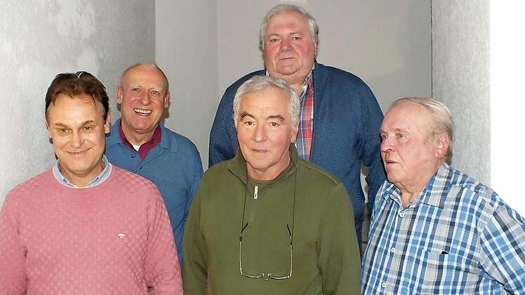 Organisator Joachim Lohmaier (links) mit Vorsitzendem Dieter Lohmaier, Jahressieger Fritz Loy, Karlheinz Schnappauf (hinten) und Albert Eichenseer Foto: Manfred Welker