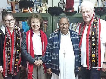 Michaela Drebinger (l.), Anita und Ernst Klimek (r.) besuchten Bischof James Thoppil. Foto: Richard Sänger