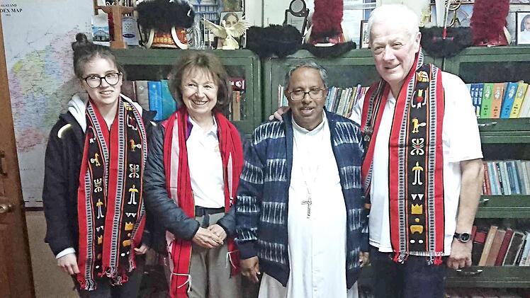 Michaela Drebinger (l.), Anita und Ernst Klimek (r.) besuchten Bischof James Thoppil. Foto: Richard Sänger