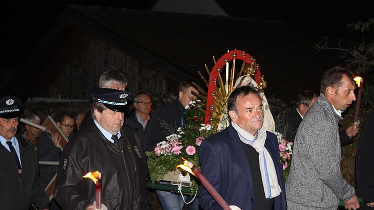 Das Gnadenbild der Muttergottes aus Neuengrün wurde von Soldatenkameraden bei der Prozession zum Friedenskreuz getragen. Michael Wunder