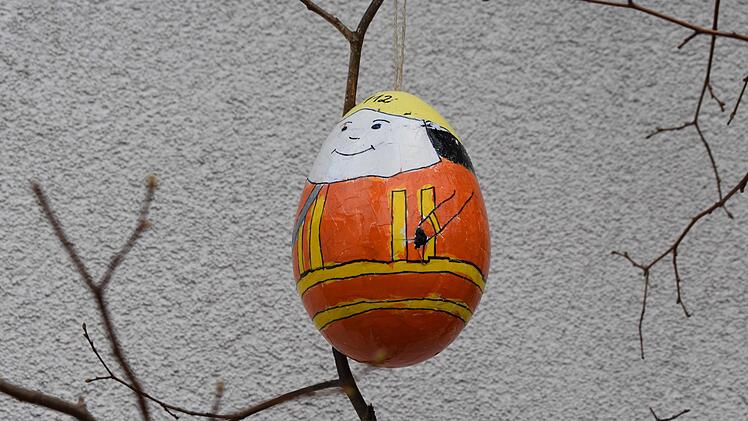Die "Löschzwerge" bemalten dieses Osterei. Foto: Petra Malbrich