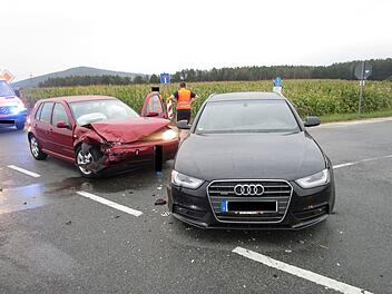 Der Audifahrer &uuml;bersieht den VW Golf. Auf der Kreuzung kommt es zum Zusammensto&szlig;. Foto: Polizei Neustadt bei Coburg