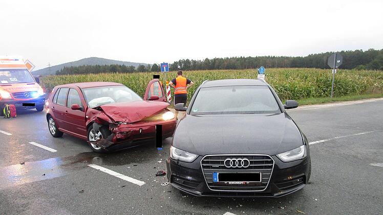 Der Audifahrer &uuml;bersieht den VW Golf. Auf der Kreuzung kommt es zum Zusammensto&szlig;. Foto: Polizei Neustadt bei Coburg