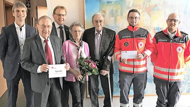 Freude &uuml;ber die finanzielle Unterst&uuml;tzung der Helfer vor Ort durch Marianne und Raimund Schramm: das Bild zeigt von links Roland Beierwaltes, Herbert G&ouml;gelein, B&uuml;rgermeister Bernd Rebhan, Marianne und Raimund Schramm, Julian Klinke und Benjamin Schneider. Foto: privat
