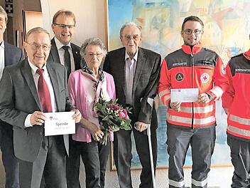 Freude &uuml;ber die finanzielle Unterst&uuml;tzung der Helfer vor Ort durch Marianne und Raimund Schramm: das Bild zeigt von links Roland Beierwaltes, Herbert G&ouml;gelein, B&uuml;rgermeister Bernd Rebhan, Marianne und Raimund Schramm, Julian Klinke und Benjamin Schneider. Foto: privat