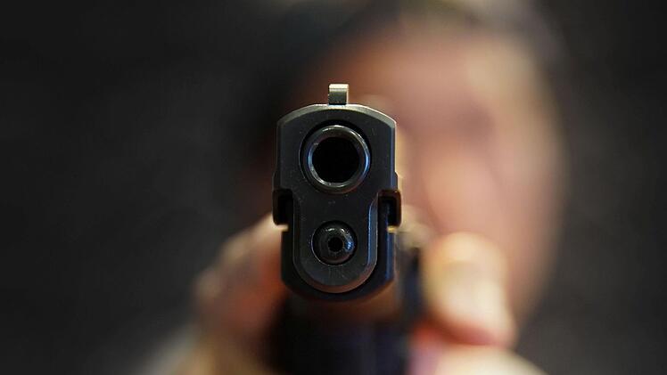 Die Polizei fahndet nach einem Unbekannten, der einen Mann am Dienstagabend (10. November 2020) in Veitsh&ouml;chheim mit einer Pistole bedroht und einen dreistelligen Geldbetrag erbeutet hat. Symbolfoto: Charnsitr/Adobe Stock