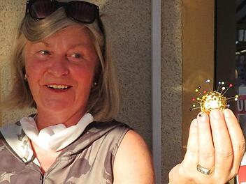 Helga Siebert hat gebastelt - extra fürs Publikum - ein "Corona-Rocher". Foto: Monika Schütz