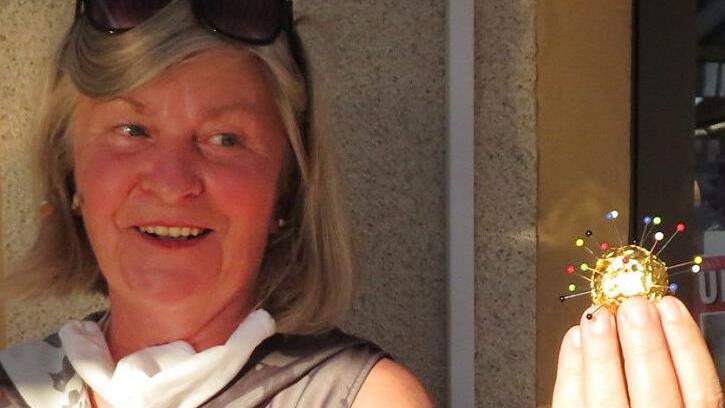 Helga Siebert hat gebastelt - extra fürs Publikum - ein "Corona-Rocher". Foto: Monika Schütz