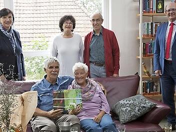 Seit &uuml;ber einem Jahrzehnt ist das Ehepaar Karin und Bernd K&auml;hne (vorne) aus Bad Bramstedt regelm&auml;&szlig;ig in Zeil zu Gast. Mit im Bild (hinten, von links): Tourismusbeauftragte Beate Reinhardt, Dorothea Dohnke, Lebensgef&auml;hrtin von Gastgeber Rudi Mahr, und B&uuml;rgermeister Thomas Stadelmann.