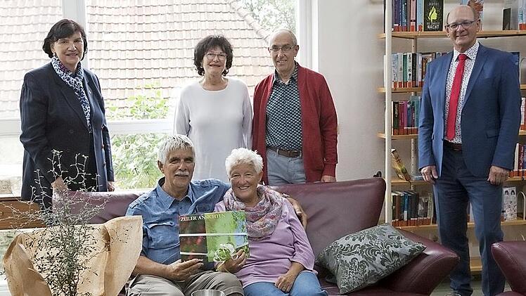 Seit &uuml;ber einem Jahrzehnt ist das Ehepaar Karin und Bernd K&auml;hne (vorne) aus Bad Bramstedt regelm&auml;&szlig;ig in Zeil zu Gast. Mit im Bild (hinten, von links): Tourismusbeauftragte Beate Reinhardt, Dorothea Dohnke, Lebensgef&auml;hrtin von Gastgeber Rudi Mahr, und B&uuml;rgermeister Thomas Stadelmann.