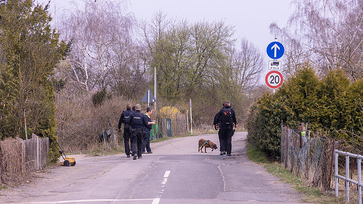 Polizei im Gro&szlig;einsatz: T&auml;ter nach &Uuml;berfall auf Tankstelle in Bamberg auf der Flucht