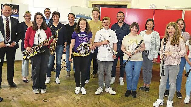 Die erfolgreichen Absolventen der Musikschule Kulmbach bei den D1- und D2-Prüfungen des Nordbayerischen Musikbundes. Hinten von links OB Ingo Lehmann, Nicole Hall vom Förderverband und Schulleiter Harald Streit