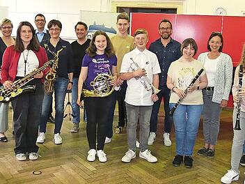 Die erfolgreichen Absolventen der Musikschule Kulmbach bei den D1- und D2-Prüfungen des Nordbayerischen Musikbundes. Hinten von links OB Ingo Lehmann, Nicole Hall vom Förderverband und Schulleiter Harald Streit