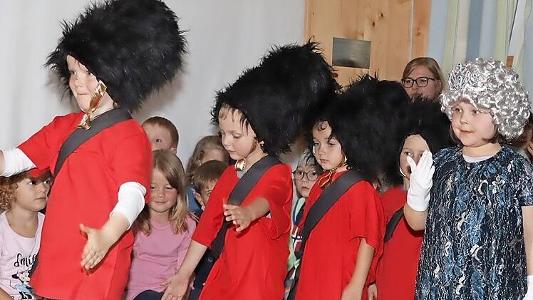 In England trafen die Kinder auch die Queen und ihre Königsgarde.