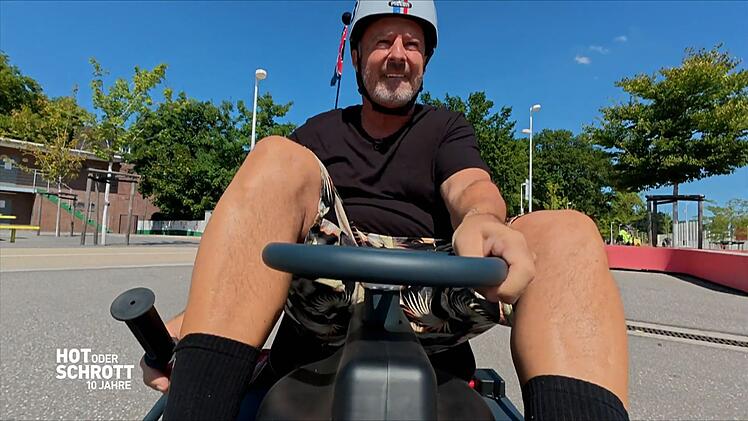 Mit dem "Crazy Cart XL" driftet Detlef Steves &uuml;ber den Platz.
