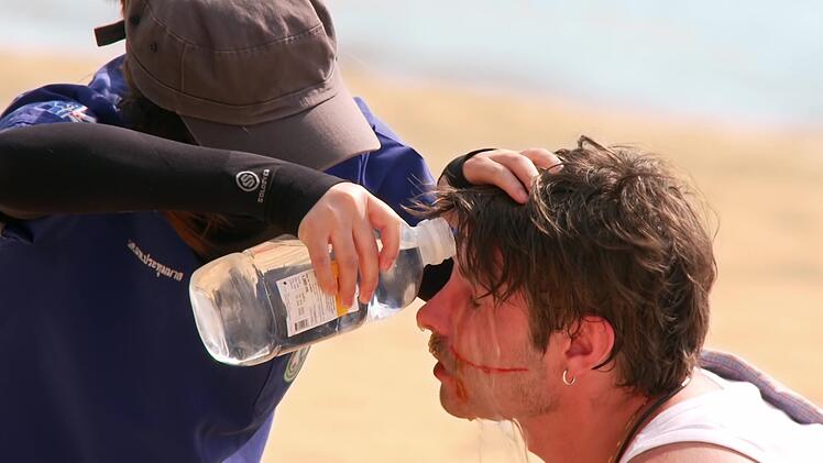 Auf Kommando eine Tr&auml;ne vergie&szlig;en? Gino Bormann schmierte sich Pfeffersauce ins Auge. Die Sanit&auml;ter mussten ihm die Augen aussp&uuml;len. Der Einsatz lohnte sich: Finale.