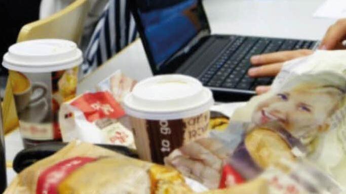 Frühstück "to go": Über eine halbe Stunde vor Vorlesungsbeginn sind schon alle Plätze belegt.  Fotos: Sarah Dann