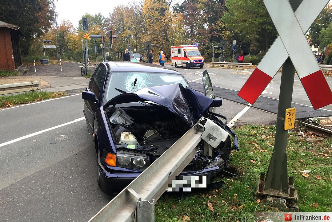 BMW kracht an Bahnübergang gegen Leitplanke