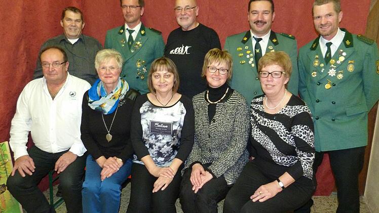 Das sind die Vereinsmeister 2015 (vorne, von links): Lothar Horn, Ulla Schmidt, Gunda Kreutzer, Ingrid Fiedler, Adelheid Kaufmann, hinten, von links, Erich Fritsch, Vorsitzender Uwe Hetz, Werner Kluge, stellvertretender Vorsitzender Thomas Horn und Schützenmeister Manfred Weigand