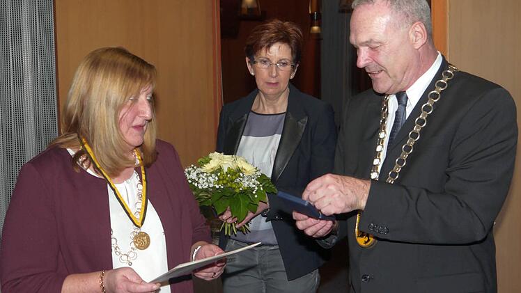 Frank Rebhan (rechts) bei der Ehrung von Heike Bräutigam. Foto: Berthold Köhler