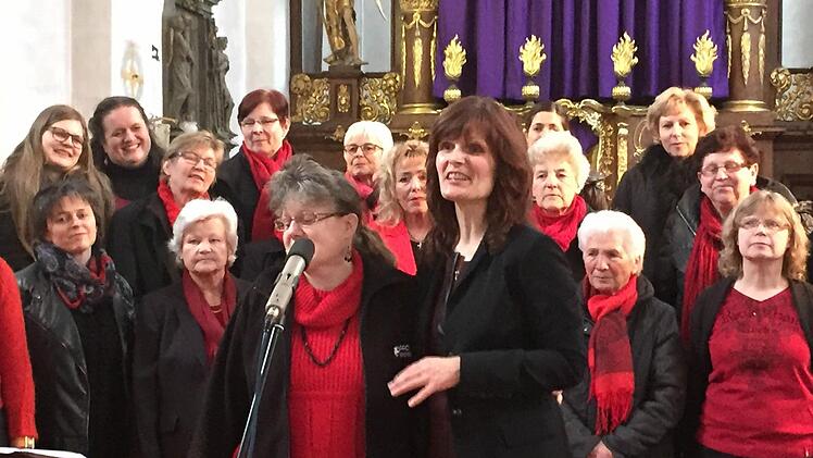 Der ökumenische Frauenchor "Sing mit!", unter der Leitung der Albertshöfer Liedermacherin Eva-Maria Klöhr, sang am Sonntag in der Kreuzberger Klosterkirche. Foto: Regina Rinke