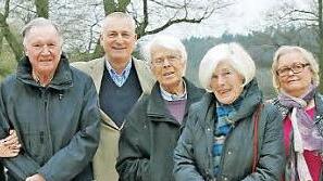 Seit 50 Jahren dabei (von links): Peter-Alexander Ostrowsky, Hans-Joachim Thiel, Ingrid Geus, Helmut Geus, Vorstandsvorsitzender Klaus Lachmann (kein Jubilar), Peter Gartiser, Margarete Gartiser, Ingrid Eyrich, Erika Arndt und Magdalena Fellner, Zweiter von rechts: stellvertretender Vorstandsvorsitzender Stefan Auxel