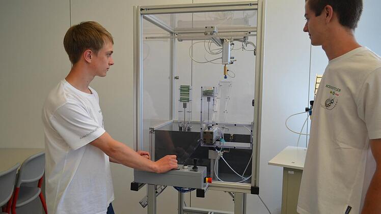 Weltweit hat Schaeffler 3000 Auszubildende. Zwei davon sind Fabian und Dominik (unten von links). Sie demonstrierten ihre selbst gefertigte elektropneumatische Steuerung. Fotos: Larissa Händel