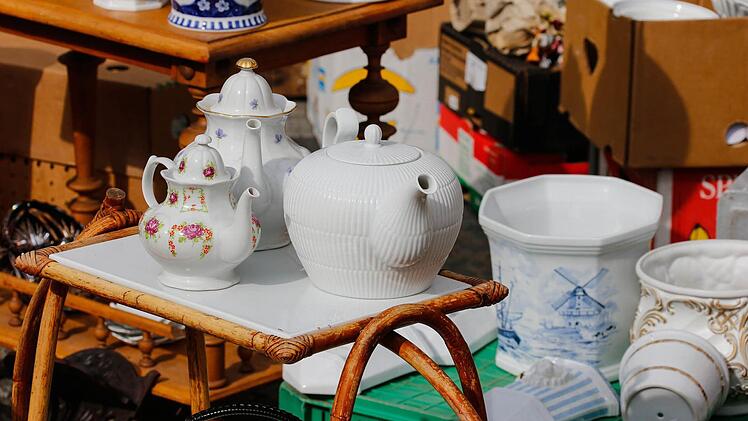 Beim Bamberger Antikmarkt kamen Liebhaber schöner alter Dinge voll auf ihre kosten. Foto: Matthias Hoch