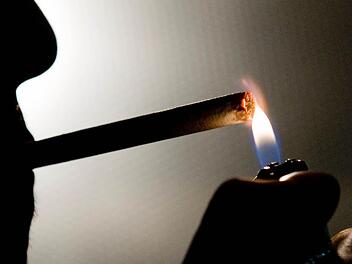 Ein Unbekannter hat Freitagnacht eine brennende Zigarettenschachtel auf einen Balkon im Nürnberger Stadtteil Langwasser geworfen und dadurch einen Brand verursacht. Symbolfoto: dpa