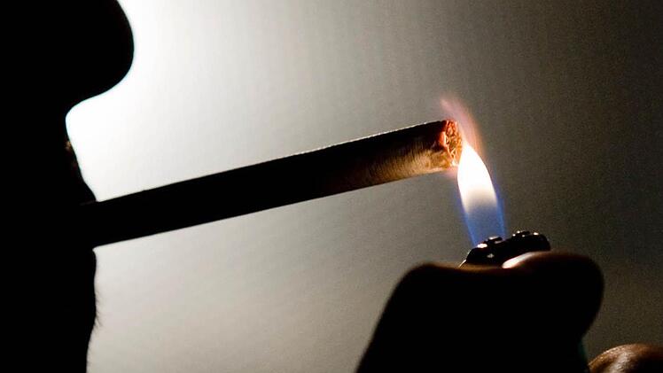 Ein Unbekannter hat Freitagnacht eine brennende Zigarettenschachtel auf einen Balkon im Nürnberger Stadtteil Langwasser geworfen und dadurch einen Brand verursacht. Symbolfoto: dpa