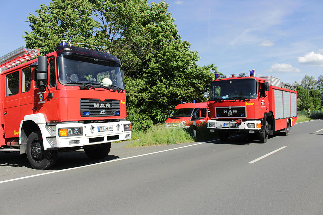 Pegnitz: Cabrio kracht frontal in Lkw