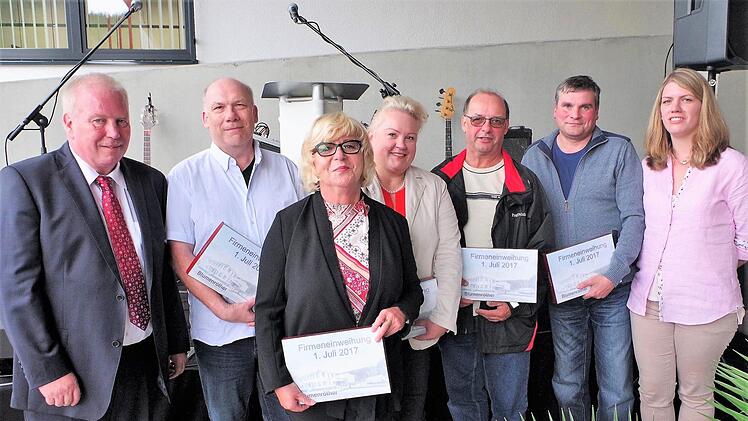 Ehrung langjähriger Mitarbeiter: Von links Wolfgang Blumenröther, Bernd Hildebrandt, Elisabeth Blumenröther, Silke Eckardt, Heribert Schmitt und Harald Schneider. Es fehlt Fredi Steiner. Rechts Julia Förtsch, die die Auszeichnungen vornahm.  Foto: Gerd Fleischmann