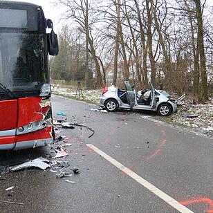 Unfall in Fürth: Auto kracht in Linienbus