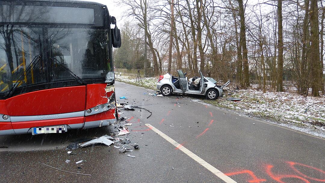Unfall in Fürth: Auto kracht in Linienbus
