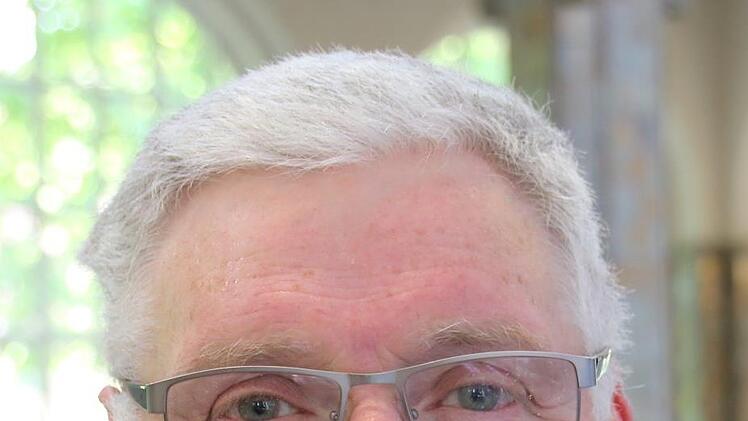 "Ich gehe seit Jahren regelmäßig auf die Gesundheitstage", sagt der Bad Kissinger Michael Heinz. Seit einem schweren Arbeitsunfall 1992 hat der 62-Jährige große gesundheitliche Probleme. Auf der Messe informiert er sich deshalb gerne über aktuelle Trends und Forschungsergebnisse in der Medizin. "Da haben die Ärzte auch mal richtig Zeit", sagt er. Vor allem informiert er sich heuer über eine möglicherweise anstehende Hüft-Operation. Aber auch Blutzuckerwert und Blutdruck ließ sich Michael Hein...