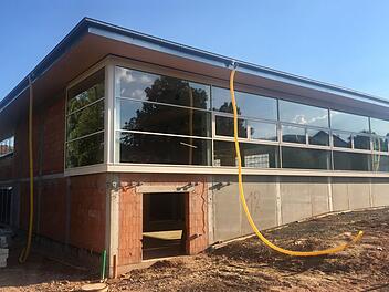 Der Neubau der Wildfleckener Turnhalle nimmt Gestalt an. Der Marktgemeinderat hat zum Teil nichtöffentlich über die letzten Vergaben von Arbeiten bei der Generalsanierung der Grundschule samt Turnhalle beraten. Die Schüler sollen in der neuen Halle nach den Herbstferien zum ersten Mal Sport machen können. Bis dahin bleibt noch einiges zu tun. Fotos: Sebastian Schmitt