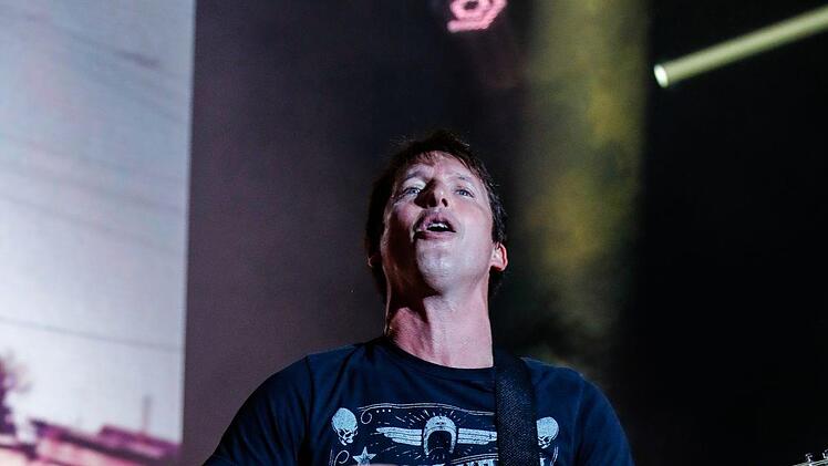 Umjubeltes Konzert: James Blunt begeisterte 6000 Besucher auf dem Coburger Schlossplatz.  Foto: Matthias Hoch