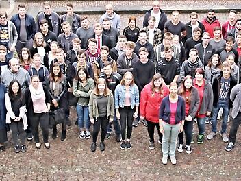 Den Blick nach oben richten 67 junge Frauen und Männer, die in Ebern in diesem Jahr ihre Ausbildung beginnen. Sie wurden von Bürgermeister Harald Pascher (vorne, rechts) und Christina Seebach-Künzel (vorne, Mitte) willkommen geheißen. Hier die Azubis mit ihren künftigen Chefs oder Ausbildern Foto: Helmut Will